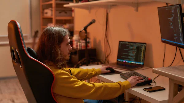 Homme développeur informatique regarder sur moniteur tandis que le programme — Photo