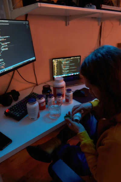 IT 개발 업자 가 직장에서 항아리에서 약을 복용하다 — 스톡 사진