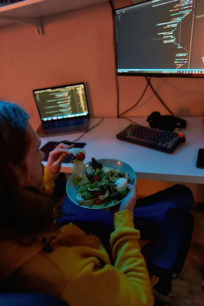 Visão superior do desenvolvedor de TI comer salada enquanto programa — Fotografia de Stock