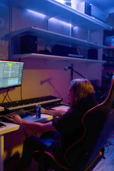 Homem faz música ou música no computador em estúdio em casa — Fotografia de Stock