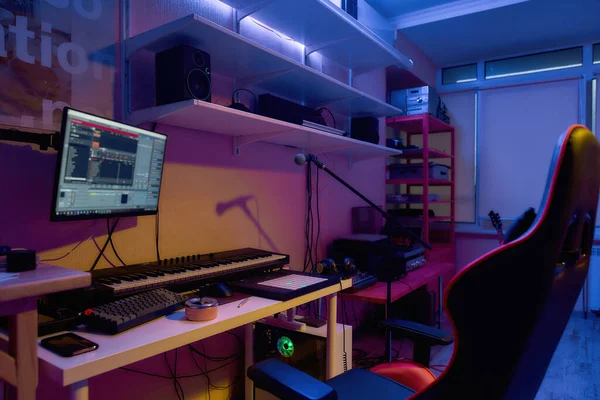 Interieur van moderne ruime muzikale home studio — Stockfoto