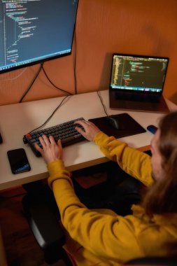 IT geliştirici program betiği veya kodunun üst görünümü