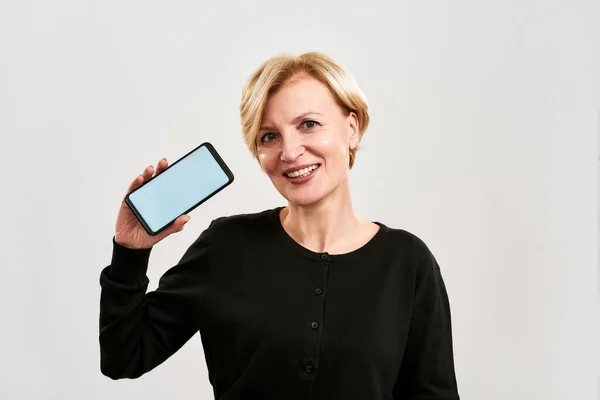 Vooraanzicht van de lachende vrouw met mobiele telefoon — Stockfoto