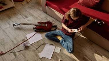 Yoğunlaşmış adamın üst görünümü yeni şarkının metnini okur