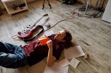 Düşünceli erkek müzisyen yeni düşünüyor.