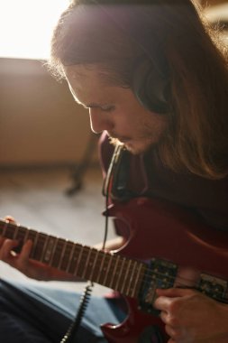 Elektro gitar çalan Avrupalı bir adamın kesilmiş görüntüsü
