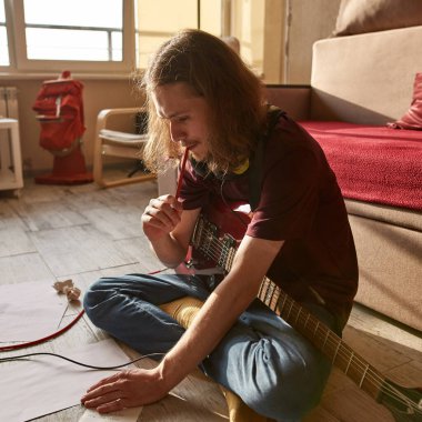 Genç beyaz adam, yeni şarkının metnini düşün.