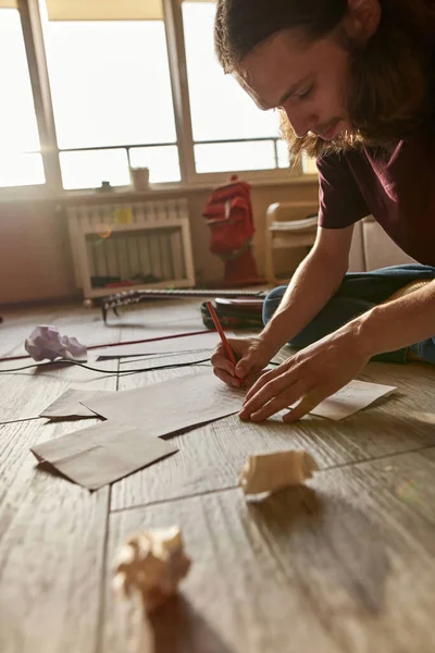 Cropped of caucasian man writing text of new song — Stock fotografie