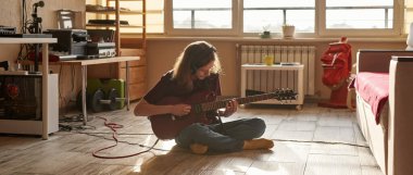 Genç Avrupalı grunge adam elektro gitar çalıyor