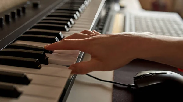 Primo piano del musicista di sesso maschile che suona il pianoforte elettronico — Foto Stock