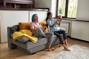 Lezbiyen çift kendi başlarına vakit geçiriyorlar.