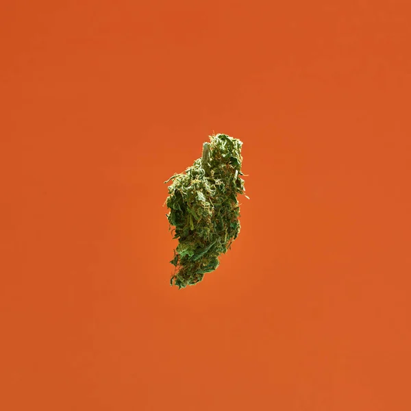 Cannabis voor pijnstillende therapie op oranje achtergrond — Stockfoto