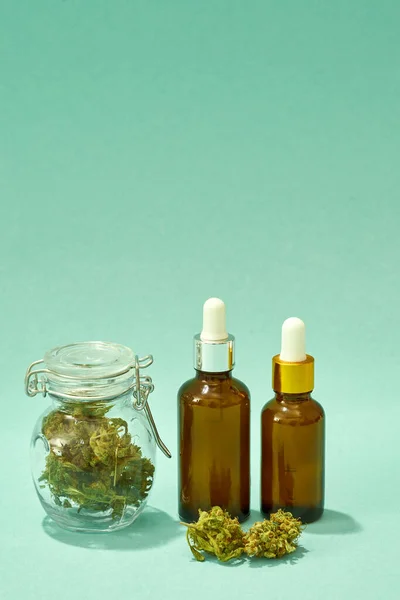 Productie van biologische cannabis voor kruidengeneeskunde — Stockfoto
