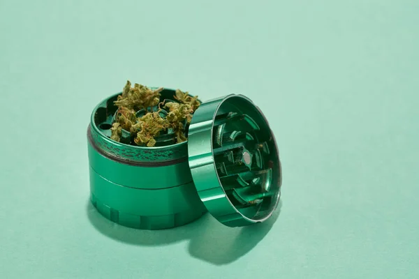 마른 녹색 마리화나 꽃봉오리가 달린 뚜껑을 열어 놓은 단지 — 스톡 사진