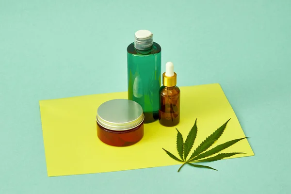 Marihuanablad en essentiële cannabinoïde oliën ingesteld — Stockfoto