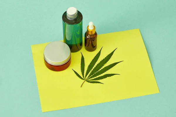 Bovenaanzicht van marihuanablad en cannabinoïde oliën — Stockfoto