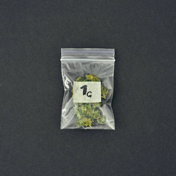 1 gram marihuana verpakking op zwarte achtergrond — Stockfoto