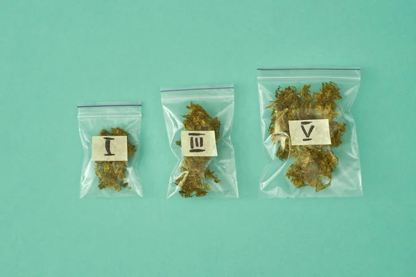 Colección de marihuana seca de peso variado — Foto de Stock