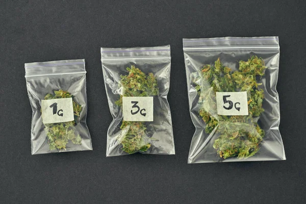 Ensemble de paquets de marijuana sur fond noir — Photo