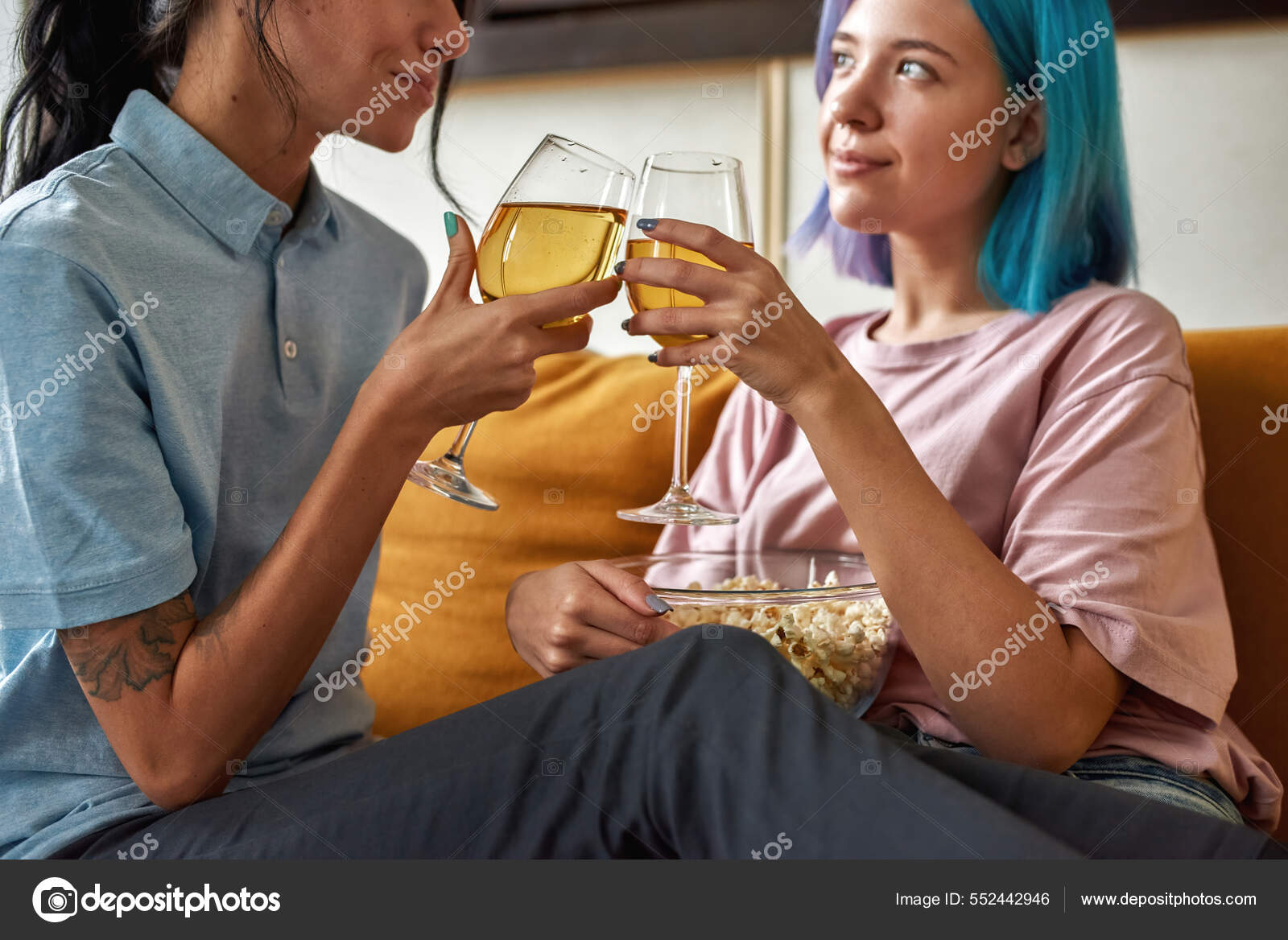 Duas mulheres encantadoras segurando copos de champanhe, close-up — Foto ©  LanaStock 552442946