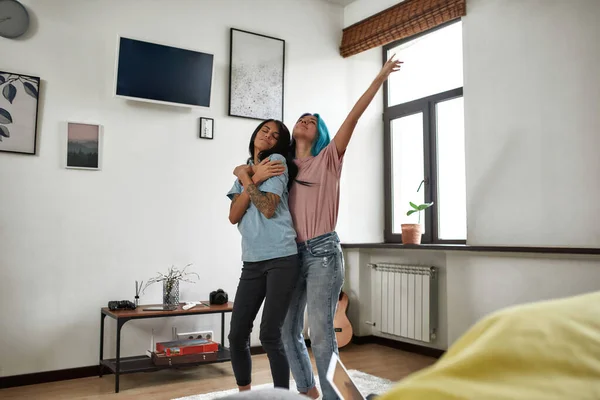 Celebrando el concepto de bondad. Lesbianas pareja bailando abrazando —  Fotos de Stock