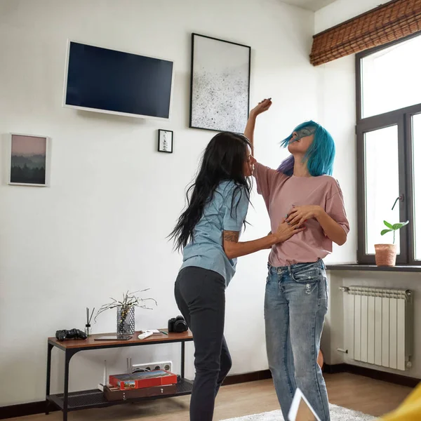 Pareja femenina bailando juntos en la sala de estar —  Fotos de Stock