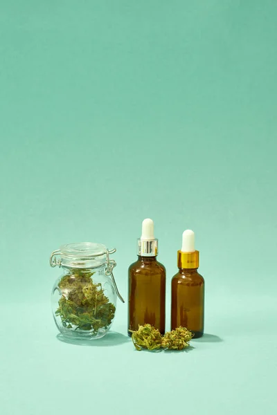 Productie van natuurlijke cannabis voor kruidengeneeskunde — Stockfoto