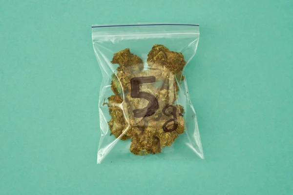 Вид зверху пакету з 5 грамами сухої марихуани — стокове фото