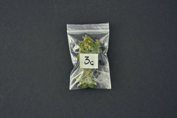 Πακέτο μαριχουάνας 3 γραμμαρίων σε μαύρο φόντο — Φωτογραφία Αρχείου