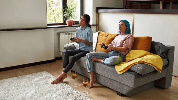 Vriendinnen genieten van het spelen van video games op vakantie — Stockfoto