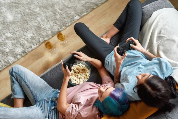 Conceito de integridade. Adorável casal lésbico de jogadores — Fotografia de Stock