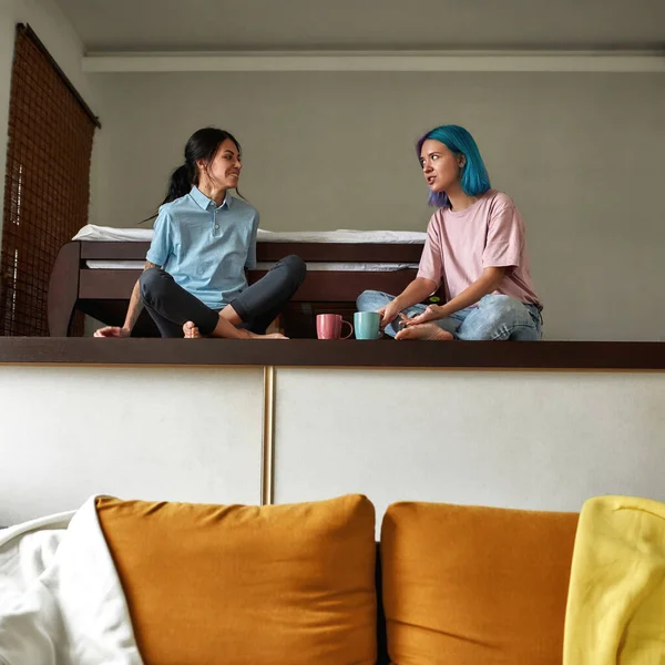 Twee vriendinnen die met elkaar praten in het appartement. — Stockfoto