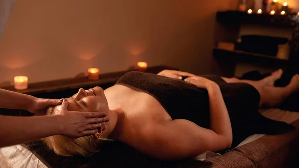 Parziale di massaggiatore che fa il massaggio di faccia di donna — Foto Stock