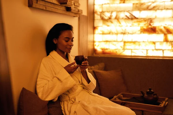 Zwart meisje houden houten beker met thee en denk na — Stockfoto