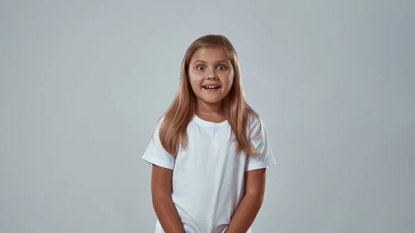 Vorderansicht eines überraschten kleinen Mädchens Blick in die Kamera — Stockfoto