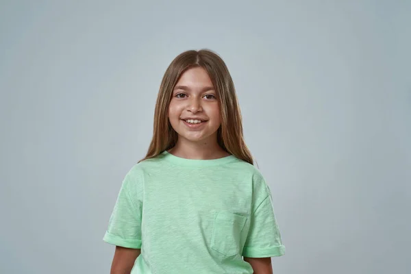 Recortado de niña sonriente mirando a la cámara — Foto de Stock