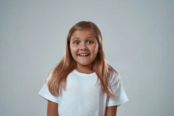 Porträtt av förvirrad liten flicka tittar på kameran — Stockfoto