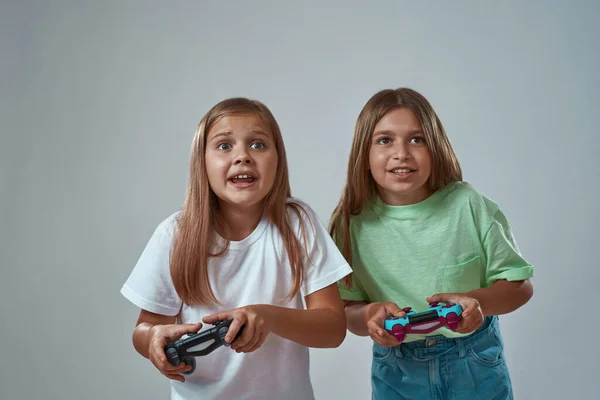Pequeñas novias jugar videojuego con joysticks —  Fotos de Stock