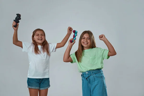 Chicas celebrando el éxito en el juego de video juego —  Fotos de Stock