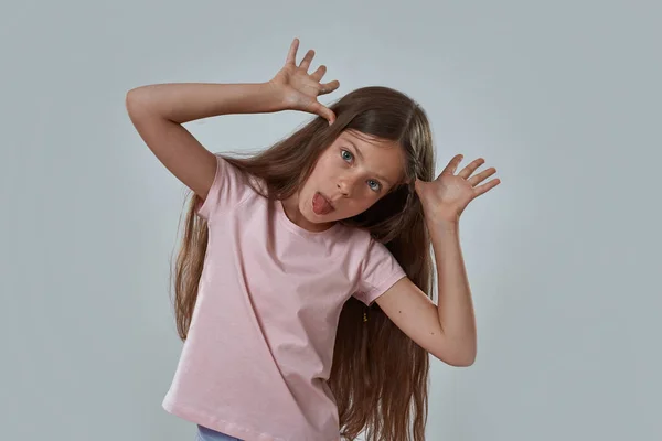 Menina saindo da língua e mostrando chifres gesto — Fotografia de Stock