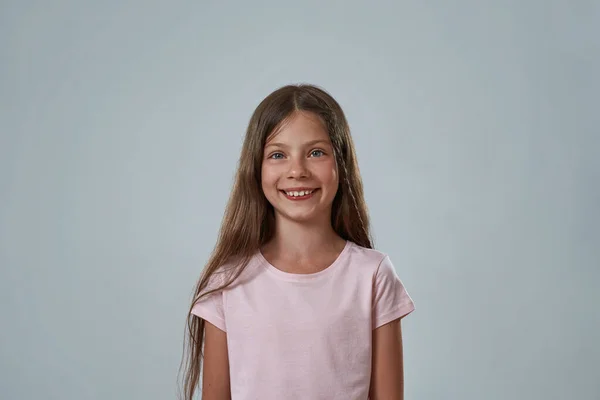 Μπροστά όψη του χαμογελαστού καυκάσιου μικρού κοριτσιού — Φωτογραφία Αρχείου