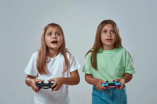Dos novias jugando videojuego con joysticks —  Fotos de Stock