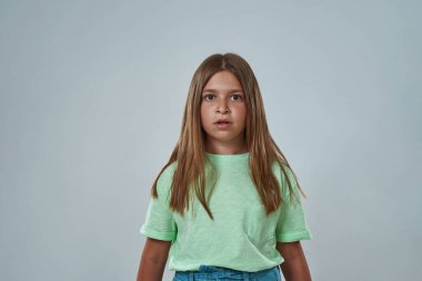 Odaklanmış küçük bir kızın ön görüntüsü Kameraya bak