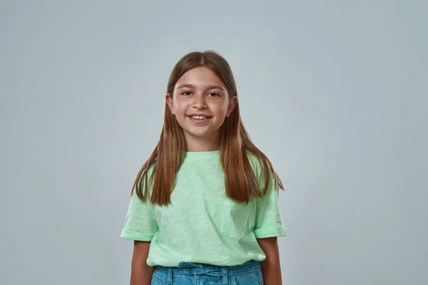 Вид улыбающейся европейской маленькой девочки — стоковое фото