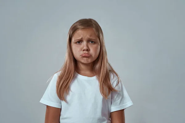 Recortado de niña molesta mirando a la cámara —  Fotos de Stock