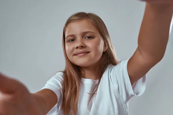 Retrato de una chica sonriente tomando selfie de sí misma —  Fotos de Stock