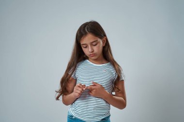 Üzgün küçük kızın bir parçası Düşün bir şeyler