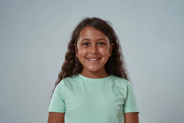 Aranyos latin kislány portréja nézz a kamerába — Stock Fotó