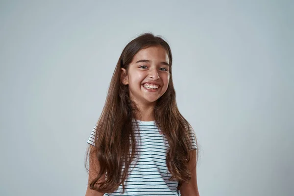 Az európai kislány portréja, ahogy a kamerába néz — Stock Fotó