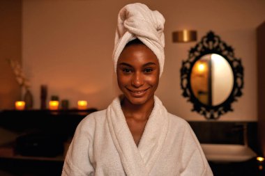 Spa salonundaki gülümseyen zenci kızın kısmi görüntüsü